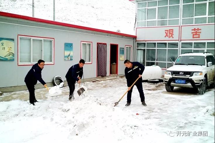 人間四月芳菲盡，山中春雪還復(fù)來(lái)