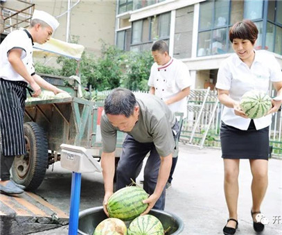 買(mǎi)下一整車(chē)西瓜，讓瓜農(nóng)早點(diǎn)回家